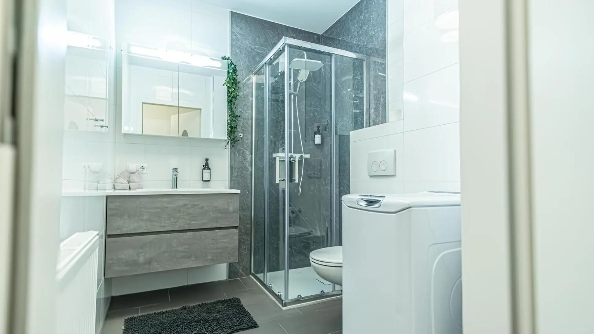 Nice 1Br & 1Lr Apt With Balcony, 9Min To City Center Vienna 0*,