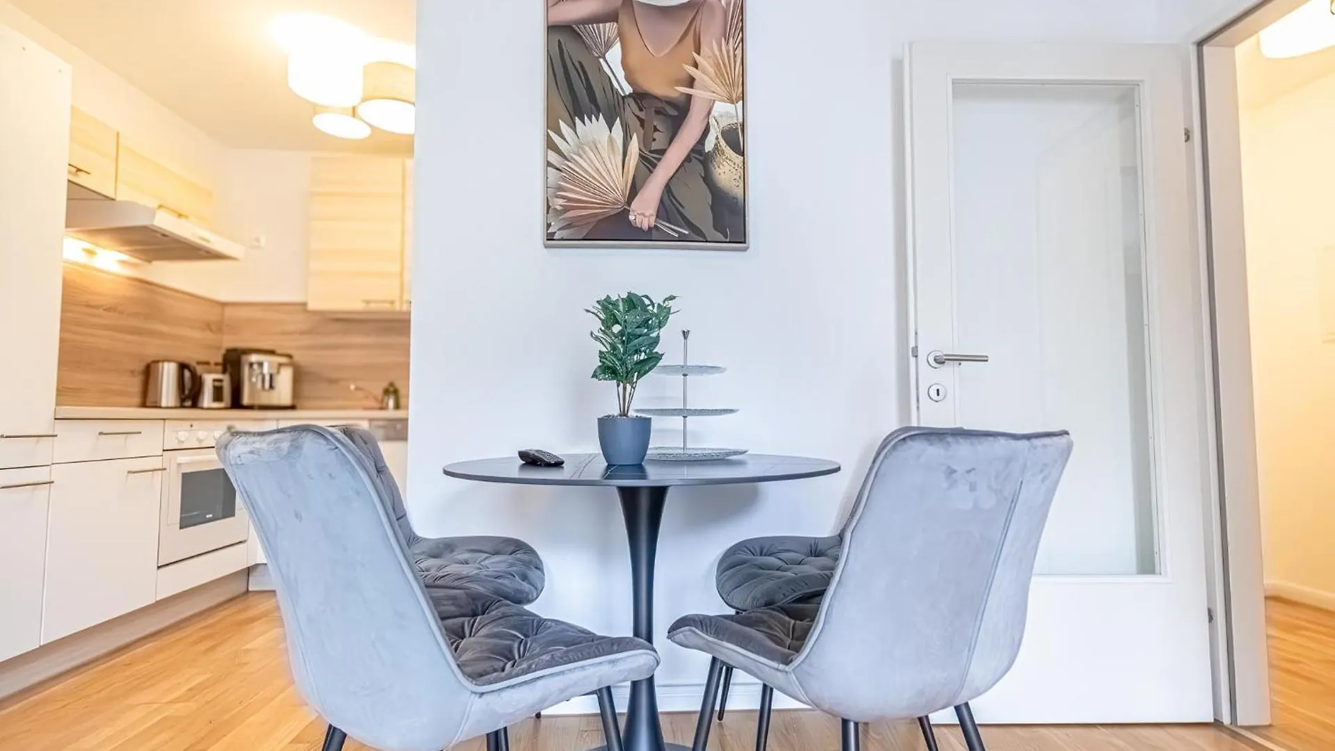 Nice 1Br & 1Lr Apt With Balcony, 9Min To City Center Vienna 0*,  Austria