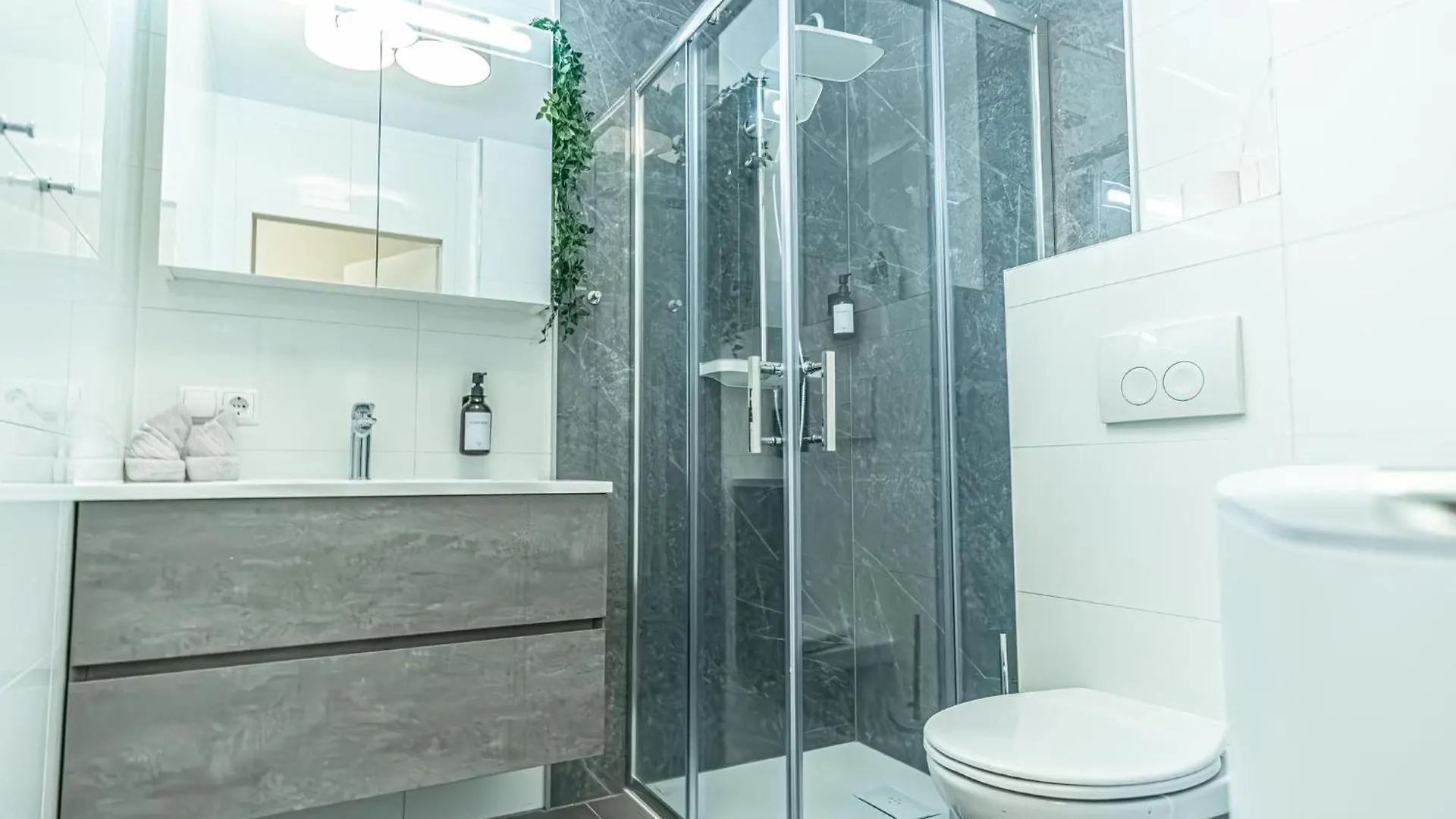 Nice 1Br & 1Lr Apt With Balcony, 9Min To City Center Vienna
